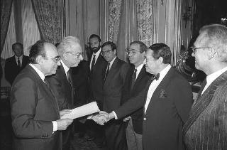 Il Presidente della Repubblica Francesco Cossiga incontra Nerio Nesi, presidente della Banca nazionale del lavoro, con una delegazione di dirigenti di filiali e di società estere dell'Istituto