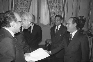 Il Presidente della Repubblica Francesco Cossiga incontra Nerio Nesi, presidente della Banca nazionale del lavoro, con una delegazione di dirigenti di filiali e di società estere dell'Istituto