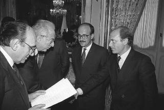 Il Presidente della Repubblica Francesco Cossiga incontra Nerio Nesi, presidente della Banca nazionale del lavoro, con una delegazione di dirigenti di filiali e di società estere dell'Istituto