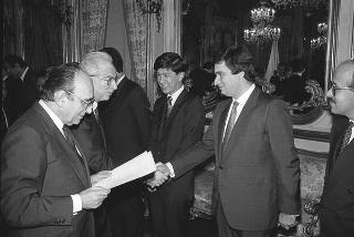 Il Presidente della Repubblica Francesco Cossiga incontra Nerio Nesi, presidente della Banca nazionale del lavoro, con una delegazione di dirigenti di filiali e di società estere dell'Istituto