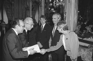 Il Presidente della Repubblica Francesco Cossiga incontra Nerio Nesi, presidente della Banca nazionale del lavoro, con una delegazione di dirigenti di filiali e di società estere dell'Istituto