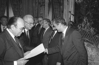 Il Presidente della Repubblica Francesco Cossiga incontra Nerio Nesi, presidente della Banca nazionale del lavoro, con una delegazione di dirigenti di filiali e di società estere dell'Istituto