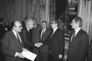 Il Presidente della Repubblica Francesco Cossiga incontra Nerio Nesi, presidente della Banca nazionale del lavoro, con una delegazione di dirigenti di filiali e di società estere dell'Istituto