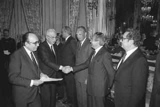 Il Presidente della Repubblica Francesco Cossiga incontra Nerio Nesi, presidente della Banca nazionale del lavoro, con una delegazione di dirigenti di filiali e di società estere dell'Istituto