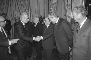 Il Presidente della Repubblica Francesco Cossiga incontra Nerio Nesi, presidente della Banca nazionale del lavoro, con una delegazione di dirigenti di filiali e di società estere dell'Istituto