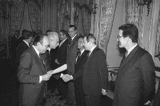 Il Presidente della Repubblica Francesco Cossiga incontra Nerio Nesi, presidente della Banca nazionale del lavoro, con una delegazione di dirigenti di filiali e di società estere dell'Istituto
