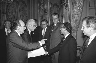 Il Presidente della Repubblica Francesco Cossiga incontra Nerio Nesi, presidente della Banca nazionale del lavoro, con una delegazione di dirigenti di filiali e di società estere dell'Istituto