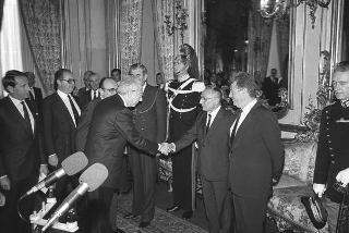 Il Presidente della Repubblica Francesco Cossiga incontra Nerio Nesi, presidente della Banca nazionale del lavoro, con una delegazione di dirigenti di filiali e di società estere dell'Istituto