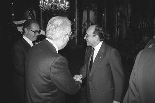 Il Presidente della Repubblica Francesco Cossiga incontra Nerio Nesi, presidente della Banca nazionale del lavoro, con una delegazione di dirigenti di filiali e di società estere dell'Istituto