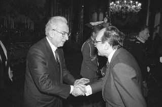 Il Presidente della Repubblica Francesco Cossiga incontra Nerio Nesi, presidente della Banca nazionale del lavoro, con una delegazione di dirigenti di filiali e di società estere dell'Istituto
