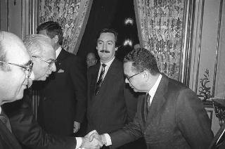 Il Presidente della Repubblica Francesco Cossiga incontra Nerio Nesi, presidente della Banca nazionale del lavoro, con una delegazione di dirigenti di filiali e di società estere dell'Istituto