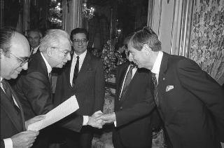 Il Presidente della Repubblica Francesco Cossiga incontra Nerio Nesi, presidente della Banca nazionale del lavoro, con una delegazione di dirigenti di filiali e di società estere dell'Istituto