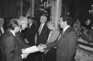 Il Presidente della Repubblica Francesco Cossiga incontra Nerio Nesi, presidente della Banca nazionale del lavoro, con una delegazione di dirigenti di filiali e di società estere dell'Istituto