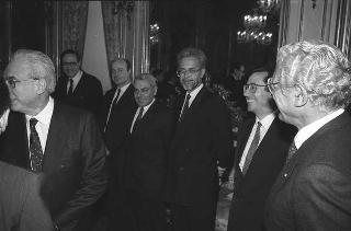 Il Presidente della Repubblica Francesco Cossiga incontra Nerio Nesi, presidente della Banca nazionale del lavoro, con una delegazione di dirigenti di filiali e di società estere dell'Istituto