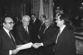 Il Presidente della Repubblica Francesco Cossiga incontra Nerio Nesi, presidente della Banca nazionale del lavoro, con una delegazione di dirigenti di filiali e di società estere dell'Istituto