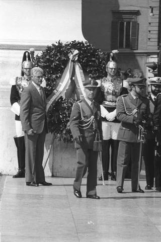 Deposizione delle corone di alloro del Presidente della Repubblica Francesco Cossiga all'Altare della Patria e al Mausoleo Ardeatino in occasione del 42° anniversario della Liberazione