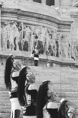 Deposizione delle corone di alloro del Presidente della Repubblica Francesco Cossiga all'Altare della Patria e al Mausoleo Ardeatino in occasione del 42° anniversario della Liberazione