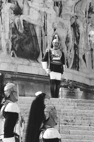 Deposizione delle corone di alloro del Presidente della Repubblica Francesco Cossiga all'Altare della Patria e al Mausoleo Ardeatino in occasione del 42° anniversario della Liberazione
