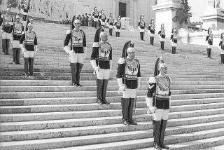 Deposizione delle corone di alloro del Presidente della Repubblica Francesco Cossiga all'Altare della Patria e al Mausoleo Ardeatino in occasione del 42° anniversario della Liberazione