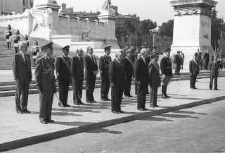 Deposizione delle corone di alloro del Presidente della Repubblica Francesco Cossiga all'Altare della Patria e al Mausoleo Ardeatino in occasione del 42° anniversario della Liberazione