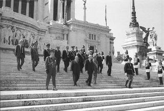Deposizione delle corone di alloro del Presidente della Repubblica Francesco Cossiga all'Altare della Patria e al Mausoleo Ardeatino in occasione del 42° anniversario della Liberazione