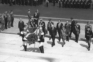 Deposizione delle corone di alloro del Presidente della Repubblica Francesco Cossiga all'Altare della Patria e al Mausoleo Ardeatino in occasione del 42° anniversario della Liberazione
