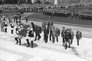 Deposizione delle corone di alloro del Presidente della Repubblica Francesco Cossiga all'Altare della Patria e al Mausoleo Ardeatino in occasione del 42° anniversario della Liberazione