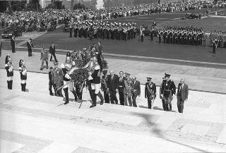 Deposizione delle corone di alloro del Presidente della Repubblica Francesco Cossiga all'Altare della Patria e al Mausoleo Ardeatino in occasione del 42° anniversario della Liberazione