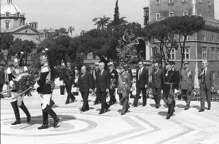 Deposizione delle corone di alloro del Presidente della Repubblica Francesco Cossiga all'Altare della Patria e al Mausoleo Ardeatino in occasione del 42° anniversario della Liberazione