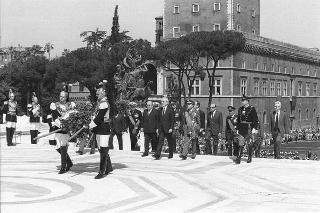 Deposizione delle corone di alloro del Presidente della Repubblica Francesco Cossiga all'Altare della Patria e al Mausoleo Ardeatino in occasione del 42° anniversario della Liberazione