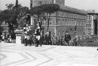 Deposizione delle corone di alloro del Presidente della Repubblica Francesco Cossiga all'Altare della Patria e al Mausoleo Ardeatino in occasione del 42° anniversario della Liberazione