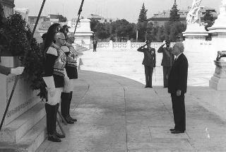 Deposizione delle corone di alloro del Presidente della Repubblica Francesco Cossiga all'Altare della Patria e al Mausoleo Ardeatino in occasione del 42° anniversario della Liberazione
