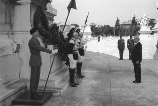 Deposizione delle corone di alloro del Presidente della Repubblica Francesco Cossiga all'Altare della Patria e al Mausoleo Ardeatino in occasione del 42° anniversario della Liberazione