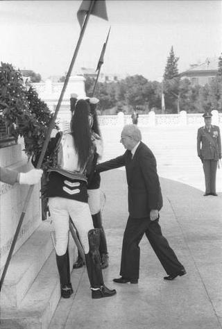 Deposizione delle corone di alloro del Presidente della Repubblica Francesco Cossiga all'Altare della Patria e al Mausoleo Ardeatino in occasione del 42° anniversario della Liberazione