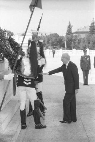 Deposizione delle corone di alloro del Presidente della Repubblica Francesco Cossiga all'Altare della Patria e al Mausoleo Ardeatino in occasione del 42° anniversario della Liberazione