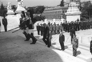 Deposizione delle corone di alloro del Presidente della Repubblica Francesco Cossiga all'Altare della Patria e al Mausoleo Ardeatino in occasione del 42° anniversario della Liberazione