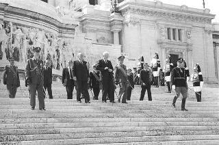 Deposizione delle corone di alloro del Presidente della Repubblica Francesco Cossiga all'Altare della Patria e al Mausoleo Ardeatino in occasione del 42° anniversario della Liberazione