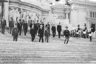 Deposizione delle corone di alloro del Presidente della Repubblica Francesco Cossiga all'Altare della Patria e al Mausoleo Ardeatino in occasione del 42° anniversario della Liberazione