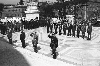 Deposizione delle corone di alloro del Presidente della Repubblica Francesco Cossiga all'Altare della Patria e al Mausoleo Ardeatino in occasione del 42° anniversario della Liberazione