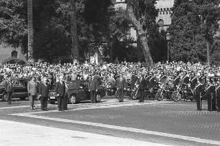 Deposizione delle corone di alloro del Presidente della Repubblica Francesco Cossiga all'Altare della Patria e al Mausoleo Ardeatino in occasione del 42° anniversario della Liberazione