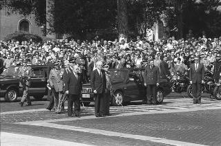 Deposizione delle corone di alloro del Presidente della Repubblica Francesco Cossiga all'Altare della Patria e al Mausoleo Ardeatino in occasione del 42° anniversario della Liberazione