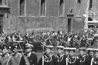 Deposizione delle corone di alloro del Presidente della Repubblica Francesco Cossiga all'Altare della Patria e al Mausoleo Ardeatino in occasione del 42° anniversario della Liberazione