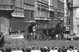 Deposizione delle corone di alloro del Presidente della Repubblica Francesco Cossiga all'Altare della Patria e al Mausoleo Ardeatino in occasione del 42° anniversario della Liberazione