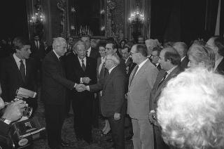Mario Di Lazzaro, ministro del turismo e dello spettacolo, con Gian Luigi Rondi, presidente dell'Ente David di Donatello, i promotori, la giuria e i vincitori del Premio "David di Donatello"