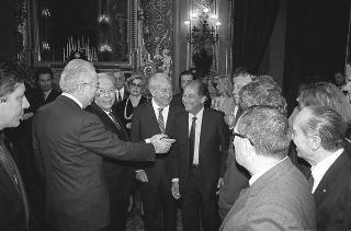 Mario Di Lazzaro, ministro del turismo e dello spettacolo, con Gian Luigi Rondi, presidente dell'Ente David di Donatello, i promotori, la giuria e i vincitori del Premio "David di Donatello"