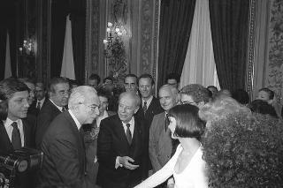 Mario Di Lazzaro, ministro del turismo e dello spettacolo, con Gian Luigi Rondi, presidente dell'Ente David di Donatello, i promotori, la giuria e i vincitori del Premio "David di Donatello"
