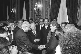 Mario Di Lazzaro, ministro del turismo e dello spettacolo, con Gian Luigi Rondi, presidente dell'Ente David di Donatello, i promotori, la giuria e i vincitori del Premio "David di Donatello"