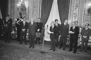 Mario Di Lazzaro, ministro del turismo e dello spettacolo, con Gian Luigi Rondi, presidente dell'Ente David di Donatello, i promotori, la giuria e i vincitori del Premio "David di Donatello"