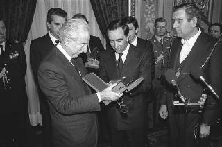 Il Presidente della Repubblica Francesco Cossiga riceve in udienza Mario Di Lazzaro, ministro del Turismo e dello Spettacolo, con Franco Carraro, presidente del CONI, i dirigenti e gli atleti insigniti delle "Stelle d'oro al merito sportivo" e delle "Medaglie d'oro al valore atletico"
