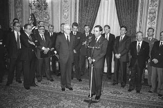 Il Presidente della Repubblica Francesco Cossiga riceve in udienza Mario Di Lazzaro, ministro del Turismo e dello Spettacolo, con Franco Carraro, presidente del CONI, i dirigenti e gli atleti insigniti delle "Stelle d'oro al merito sportivo" e delle "Medaglie d'oro al valore atletico"